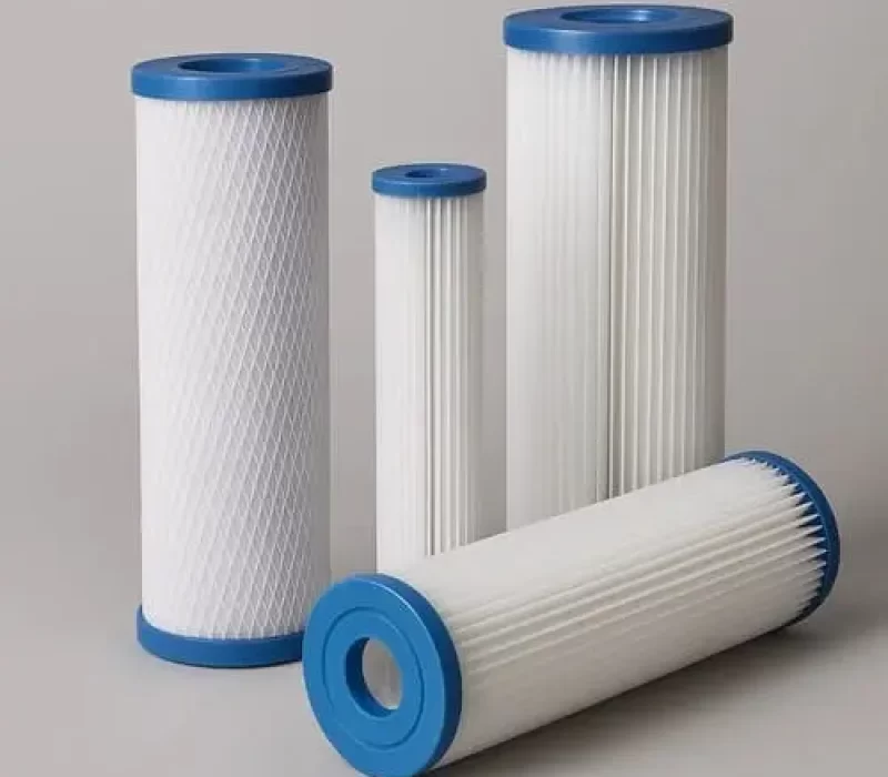 Filtros cartucho em diferentes tamanhos, com tampas azuis e elementos plissados para maior área de filtração.
